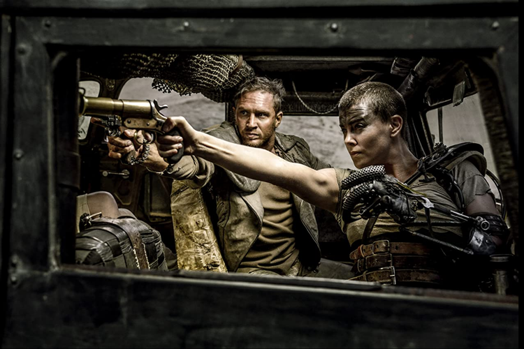 Aksi Charlize Theron dan Tom Hardy dalam film Mad Max: Fury Road