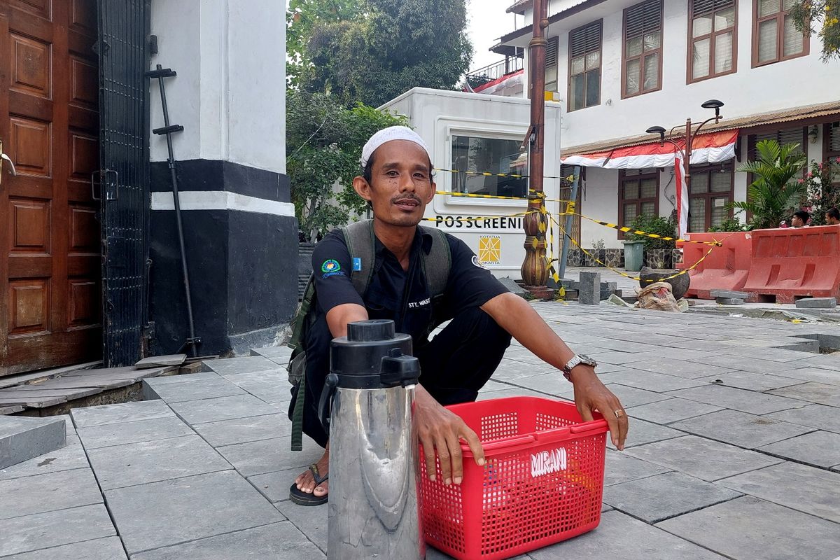 Seorang pedagang kaki lima di Kawasan Wisata Kota Tua Jakarta, Muhidin, mengaku masih berdagang dengan sembunyi-sembunyi dari petugas Satpol PP yang berpatroli, Senin (22/8/2022).