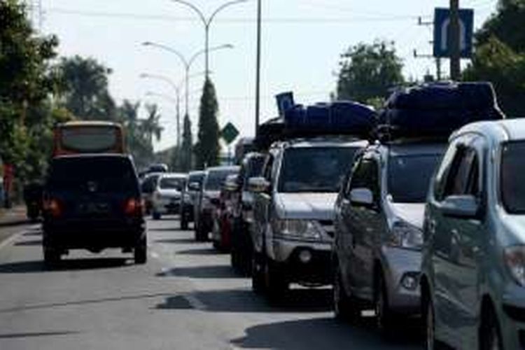 Kemacetan mengular sepanjang 18 kilometer di ruas tol Pejagan - Brebes Timur, Jawa Tengah, Jumat (01/07/2016). Puncak arus mudik diperkirakan terjadi pada H-3 lebaran. 