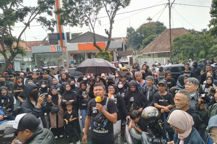 Perwakilan warga Dago Elos berorasi di depan Pengadilan Negeri (PN) Bandung, Kota Bandung, Jawa Barat menolaknya lahannya di eksekusi, Selasa (20/2/2024)