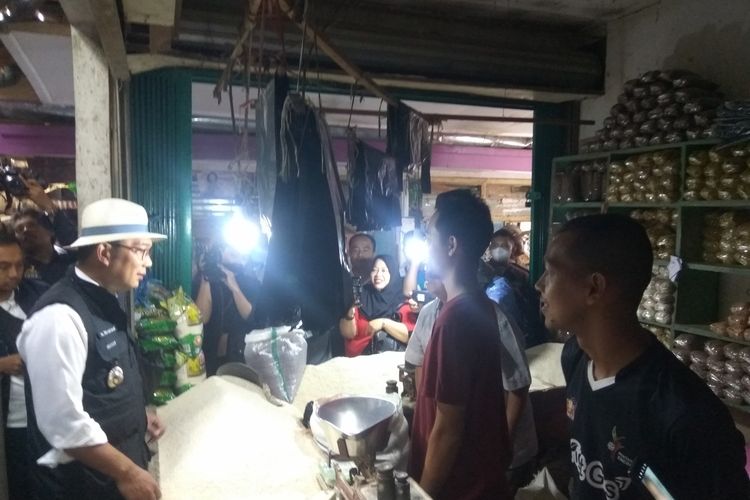 Gubernur Jawa Barat Ridwan Kamil berkunjung ke Pasar Galuh di Kecamatan Kawali, Kabupaten Ciamis, Jawa Barat, Rabu (26/10/2022).