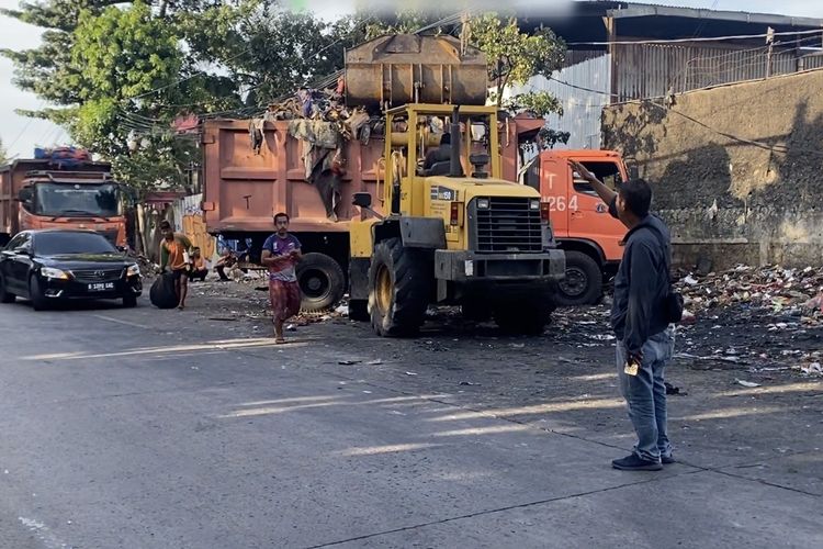 Mobil Sedan Buang Plastik Sampah ke TPS Cakung, 