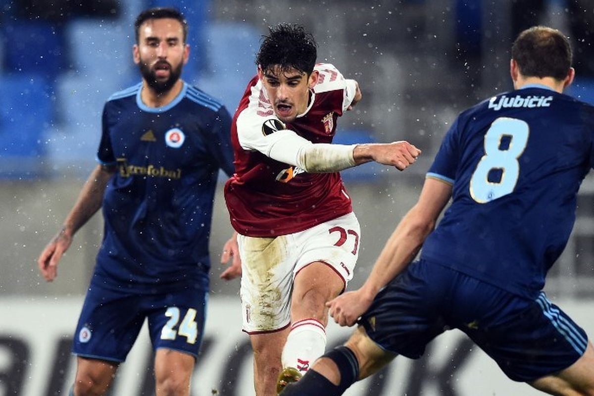 Penyerang Sporting Braga, Francisco Trincao, melepas tembakan pada laga Liga Europa kontra Slovan Bratislava di Bratislava, Slovakia, pada 12 Desember 2019.