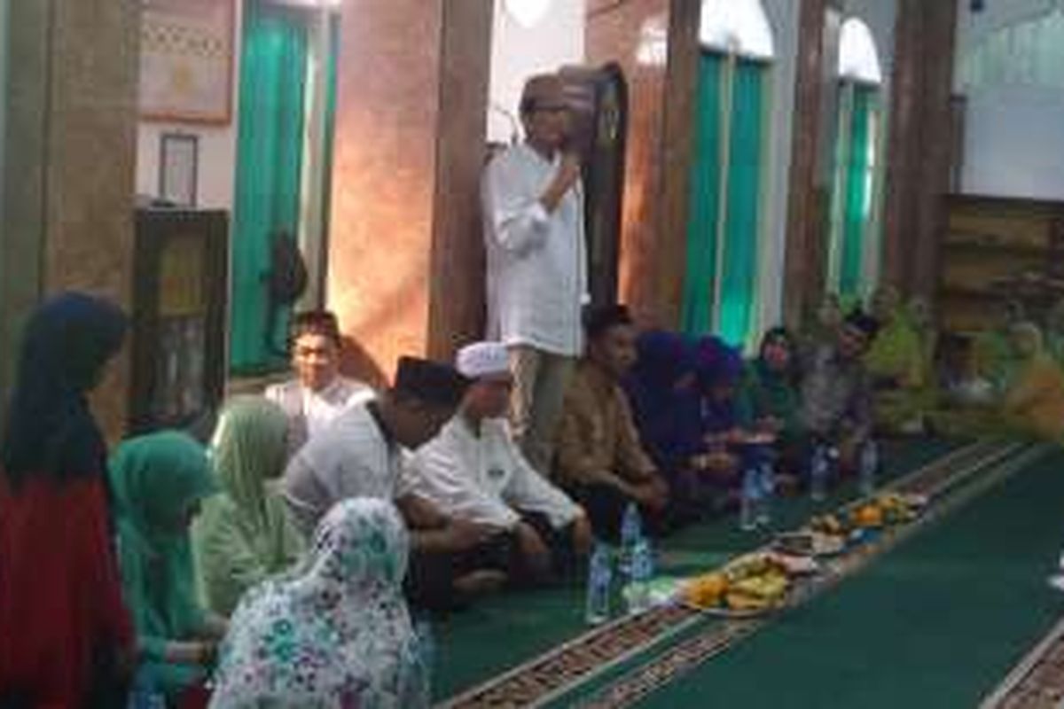 Bakal calon wakil gubernur DKI Sandiaga Uno menyambangi warga di Masjid Alhidayah, Pademangan Barat, Kamis (20/10/2016)