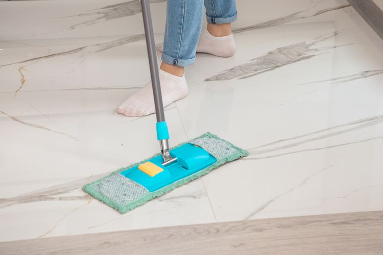 Ilustrasi membersihkan lantai marmer.