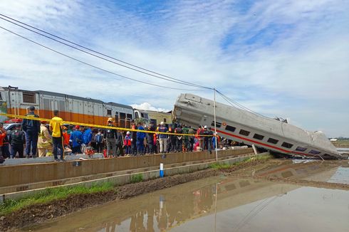 Kecelakaan Kereta di Bandung, 2 Korban Masih Terjebak di Gerbong
