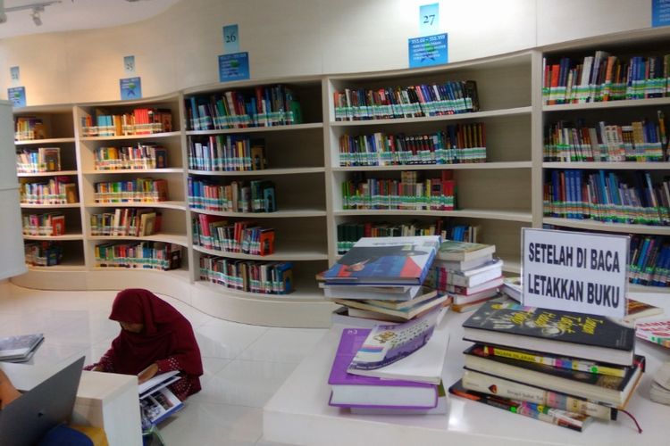 Salah satu ruang koleksi buku di Perpustakaan Nasional RI, Jalan Medan Merdeka Selatan, Jakarta Pusat.