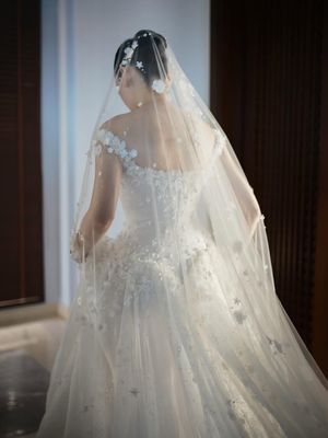 Gaun pengantin Syifa Hadju tampil ringan dan romantis, dihiasi ribuan bunga handmade dengan detail yang dikerjakan satu per satu.