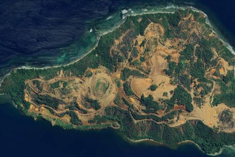 Citra satelit yang menangkap aktivitas pertambangan di Pulau Gee yang terletak di Teluk Buli, Halmahera Timur. Luas pulau ini sekitar 179,1 kilometer persegi.