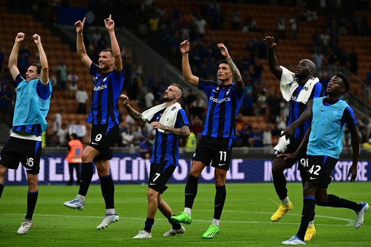 Para pemain Inter Milan merayakan kemenangan atas Spezia pada pekan kedua Liga Italia 2022-2023 di Stadion Giuseppe Meazza, Minggu (21/8/2022) dini hari WIB. Berkat kemenangan ini, Inter Milan untuk sementara berhak menempati puncak klasemen Liga Italia 2022-2023.
