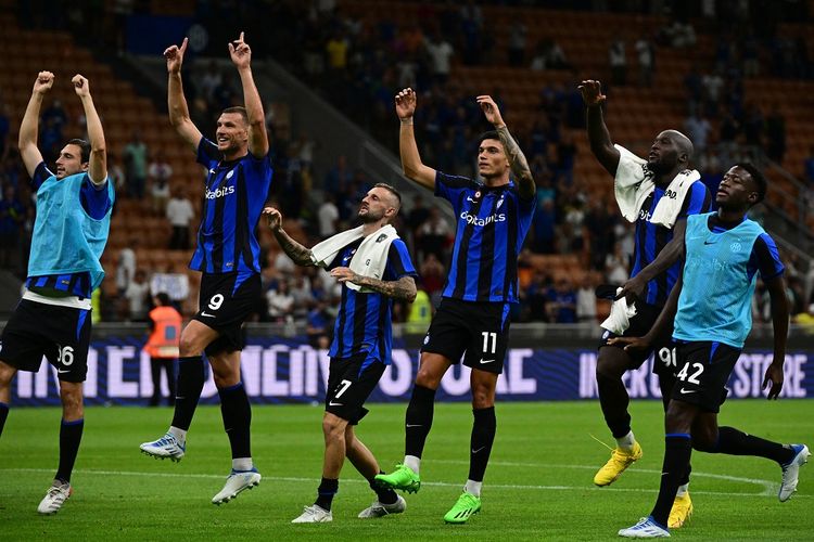 Para pemain Inter Milan merayakan kemenangan atas Spezia pada pekan kedua Liga Italia 2022-2023 di Stadion Giuseppe Meazza, Minggu (21/8/2022) dini hari WIB. Terkini, Inter Milan akan melawat ke markas klub Ceko, Viktoria Plzen. Duel Viktoria Plzen vs Inter akan digelar di Doosan Arena Plzen, Selasa (13/9/2022) malam WIB. 
