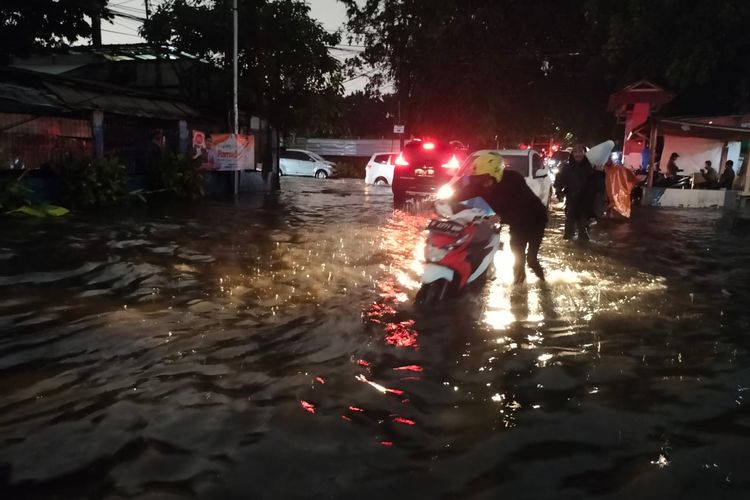 Hujan yang turun, mengakibatkan genangan air di Jalan Patra, Duri Kepa, Kebon Jeruk, Jakarta Barat, Selasa (5/4/2022) sore. 