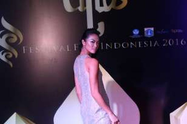 Kelly Tandiono diabadikan ketika menghadiri pergelaran Festival Film Indonesia (FFI) 2016 di Teater Besar Taman Ismail Marzuki, Jakarta, pada Minggu (6/11/2016). Ajang penghargaan bagi insan dan karya film Indonesia itu mengangkat tema Restorasi Film.
