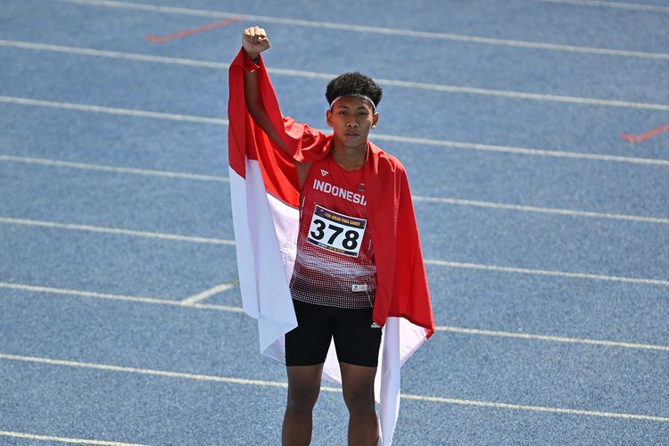 Selebrasi pelari Indonesia Firza Faturahman Listianto setelah berhasil meraih medali emas dalam pertandingan 100m putra T46 ASEAN Para Games Kamboja 2023 di Morodok Techo Stadium, Kamboja, Senin (05/06/2023). Firza berhasil finis terdepan dengan catatan waktu 11.520 detik. NPC Indonesia/Agung Wahyudi