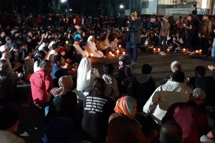 Ratusan warga lintas agama dan lintas komunitas menggelar aksi solidaritas di depan Gereja Katedral Ijen, Jalan Ijen, Kota Malang, Senin (14/5/2018)