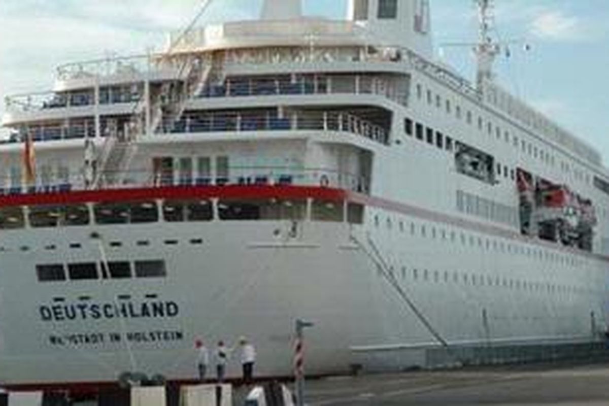 Kapal pesiar MS Deutschland singgah di Pelabuhan Benoa, Bali, Minggu (13/3/2011) dan meninggalkan Bali Senin (14/3/2011) pukul 18.00 Wita.