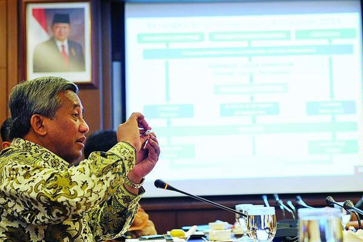 Menteri Pendidikan dan Kebudayaan Mohammad Nuh menjelaskan mengenai Kurikulum 2013 saat berkunjung ke Kantor Redaksi Kompas, Jakarta, Jumat (21/12).