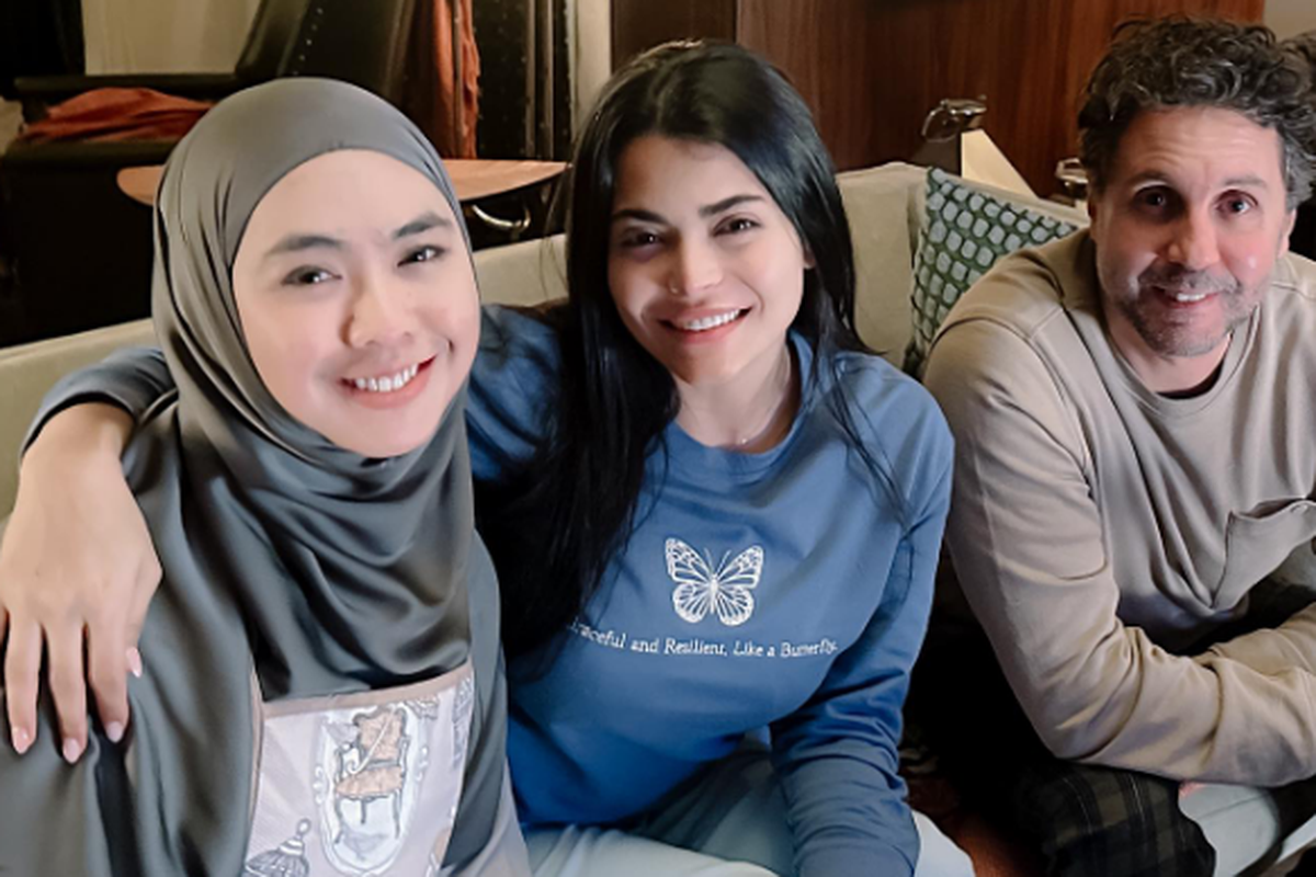MAIN SERIAL MESIR - Aktris Indonesia Oki Setiana Dewi bersama pemain serial nomor satu di Mesir. Oki mengaku awalnya kuliah di Mesir justru mendapat kesempatan main serial terkenal di Mesir. Ia akting pakai Bahasa Sunda, Kamis (31/1/2025).
