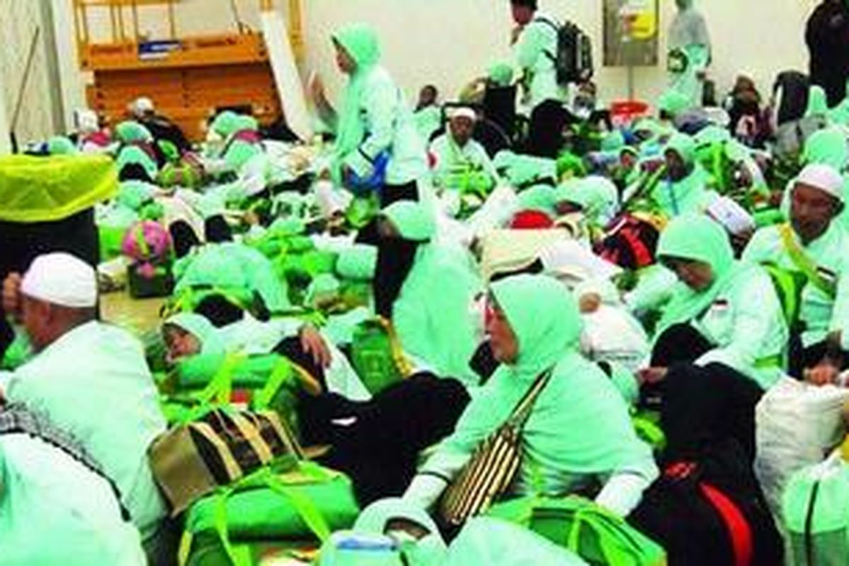 Jemaah haji Kelompok Terbang 5 JKG tertidur di lantai di luar terminal Bandara King Abdul Azis, Jeddah, Arab Saudi, Rabu (24/11/2010) malam. Mereka harus menunggu sejak Rabu siang hingga Kamis (25/11) pagi selama sekitar 15 jam, hingga pesawat Garuda membawa mereka pulang ke Tanah Air.