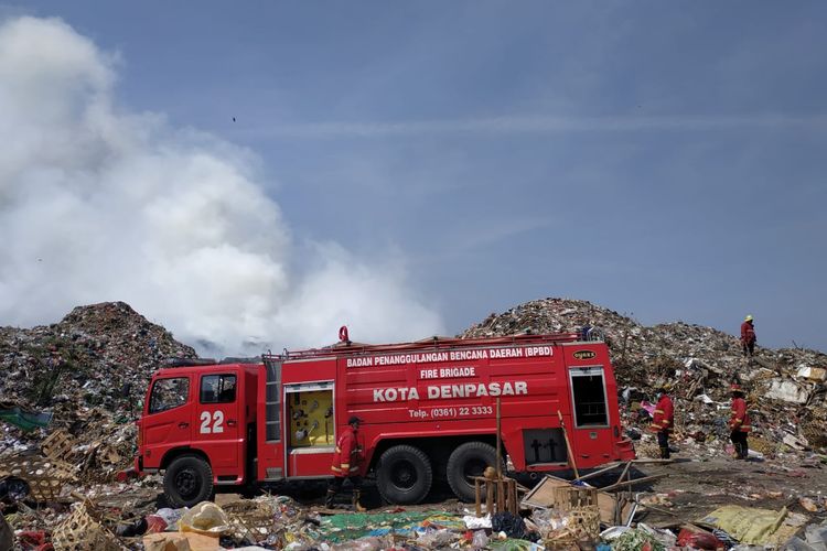 Petugas BPBD Kota Denpasar memadamkan api di TPA Suwung, Denpasar, Jumat (25/10/2019).