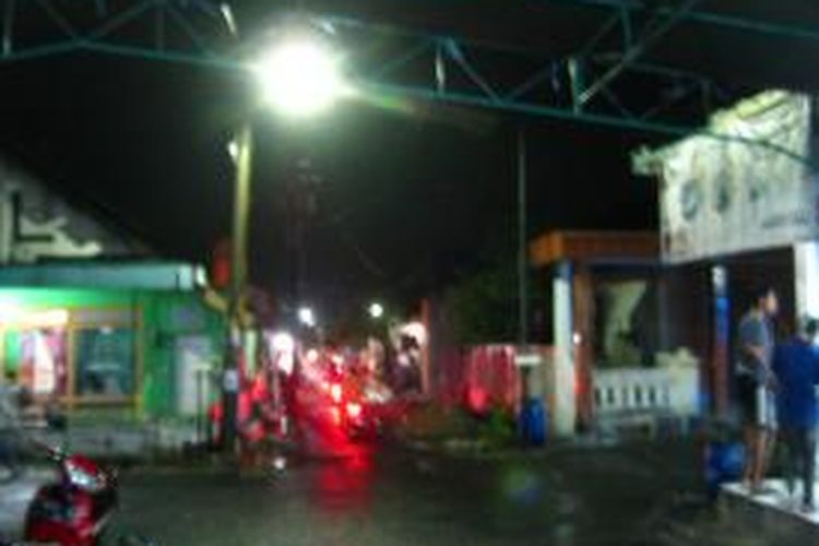Suasana malam lokalisasi Gambirlangu (GBL) di Kendal, Jawa Tengah.