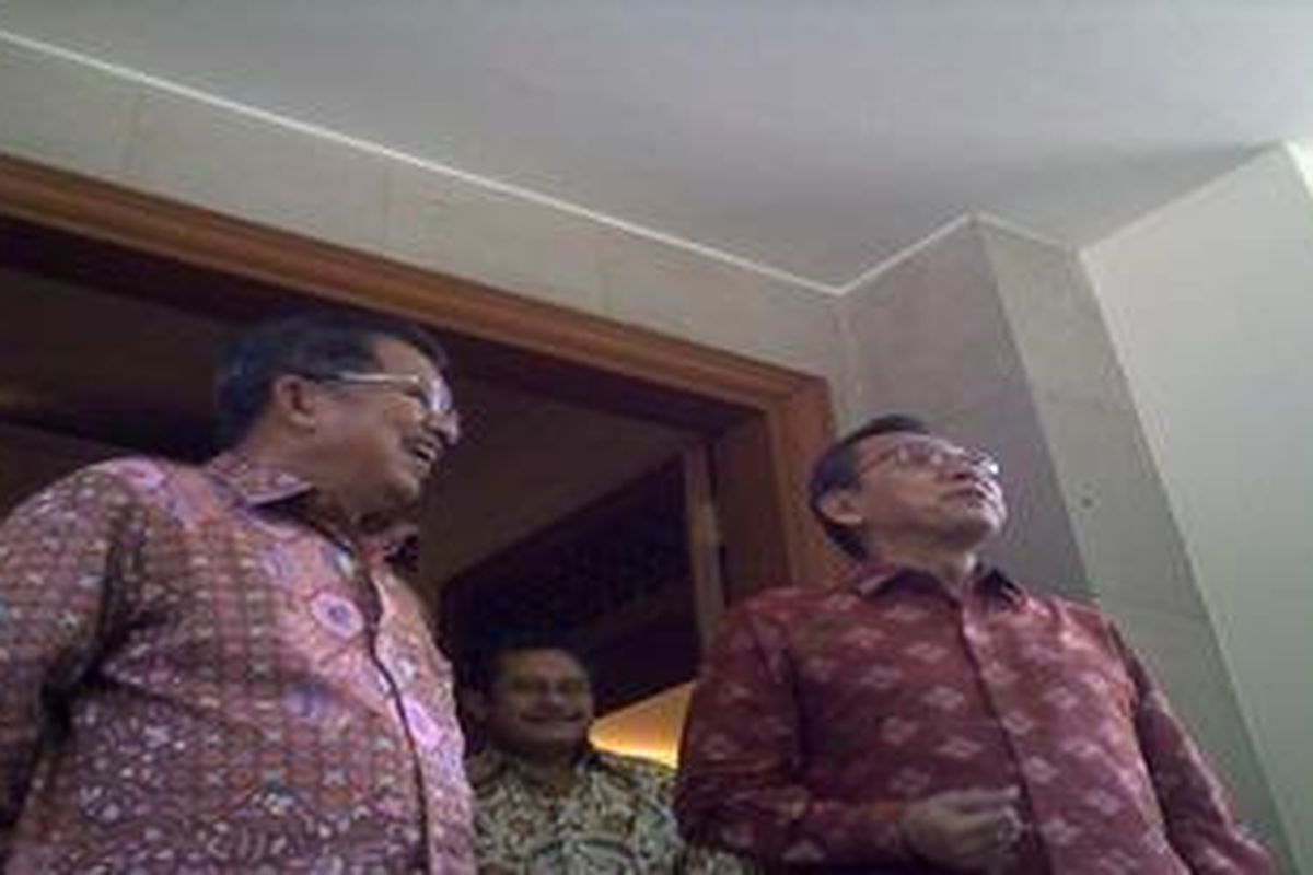 Wakil Presiden Boediono dan mantan Wapres Jusuf Kalla di depan kediaman Kalla usai bersilaturahim, Minggu (12/9/2010).