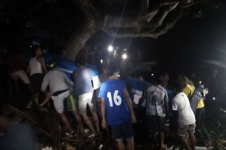 Warga Kelurahan Tarau, Kecamatan Ternate Utara, Maluku Utara, menolong korban dengan berusaha mengangkat perahu yang digunakan keduanya, Selasa (29/01/2019).