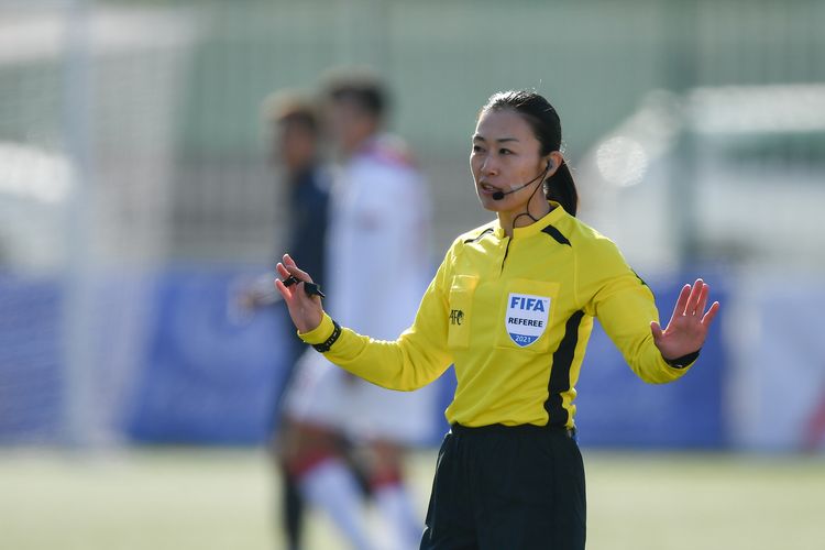 Wasit perempuan asal Jepang, Yamashita Yoshimi ikut memimpin pertandingan di Piala Dunia 2022 Qatar. (Foto dokumentasi FIFA)