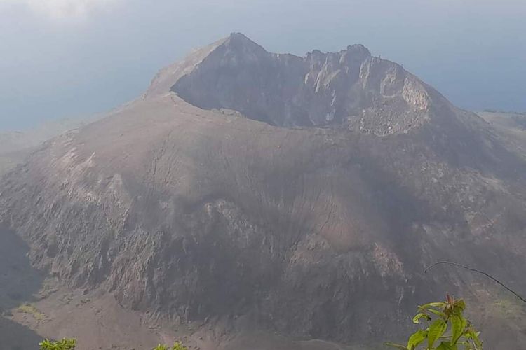 Gunung berapi di Kabupaten Lembata, NTT, Selasa,.(3/5/2022). (KOMPAS.com/DOK ROBERT BALA)