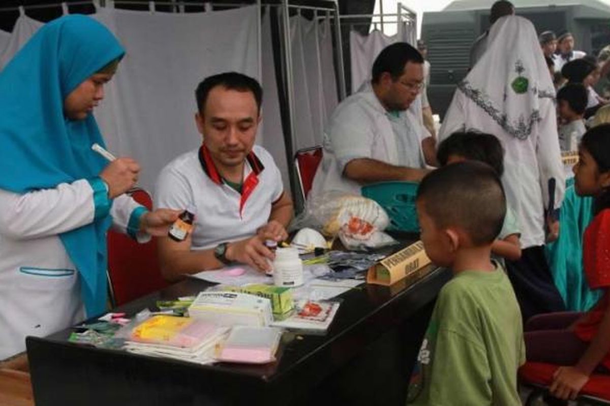 Suasana pengobatan di posko bakti sosial pelayanan kesehatan masyarakat korban kabut asap di Palangkaraya, Kalimantan Tengah (27/10/2015). Meski hujan deras mengguyur Kota Palangkaraya malam sebelumnya, kabut asap pekat masih menyelimuti Bumi Tambun Bungai. 