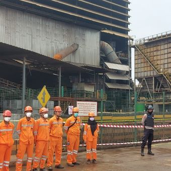 Pihak Safety Tsingshan, salah satu tenant PT IMIP, bersama satuan pengamanan objek vital nasional (PAM Obvitnas) Kawasan IMIP bersiaga mengamankan lokasi kejadian pascakecelakaan kebakaran tungku smelter No. 41 tadi pagi pukul 06.15 WITA.