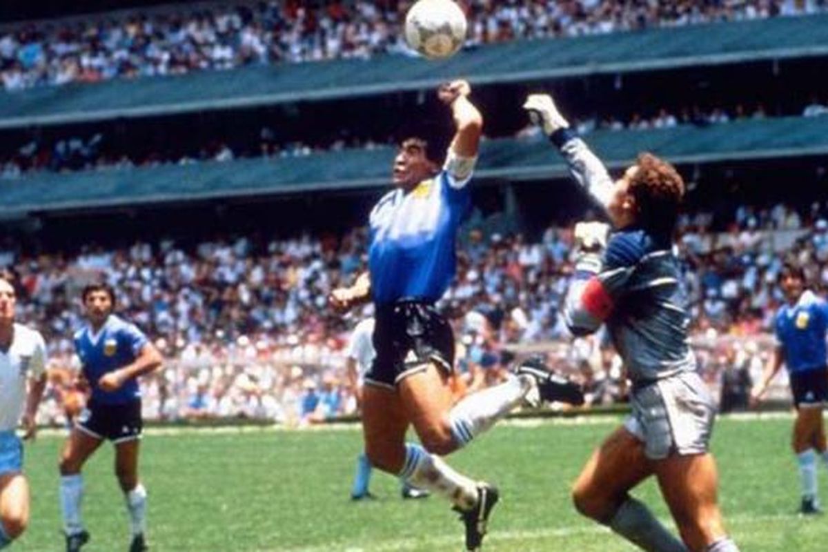 Aksi Diego Maradona ketika mengalahkan kiper Inggris, Peter Shilton, dalam perebutan bola di udara pada laga perempat final Piala Dunia 1986 di Meksiko. Gol ini kemudian dikenal dengan sebutan Gol Tangan Tuhan.