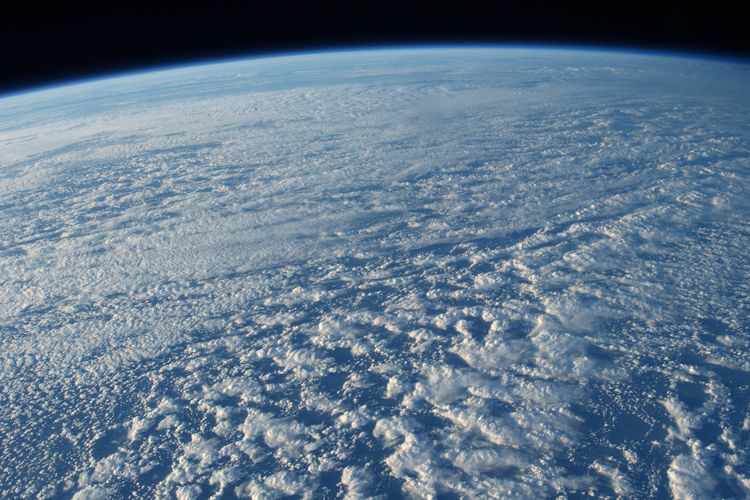 Lubang ozon di atmosfer dari luar angkasa. Elemen gambar ini dilengkapi oleh NASA. Bahan kimia sangat reaktif ditemukan di atmosfer Bumi.