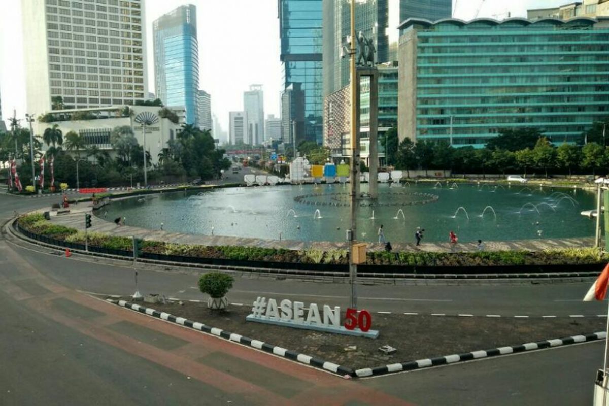 Kondisi jalan di Bundaran HI, Jakarta Pusat yang masih lengang dari kendaraan.