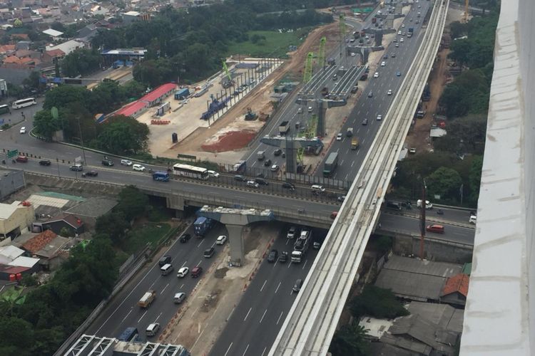 
Dua pekerjaan konstruksi di Tol Jakarta-Cikampek, yaitu Light Rail Transit (LRT) dan Tol Jakarta-Cikampek II (Elevated).