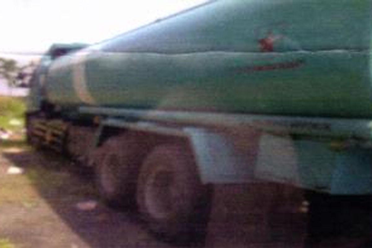 Ilustrasi: Truk tangki BBM Hino berwarna hijau.