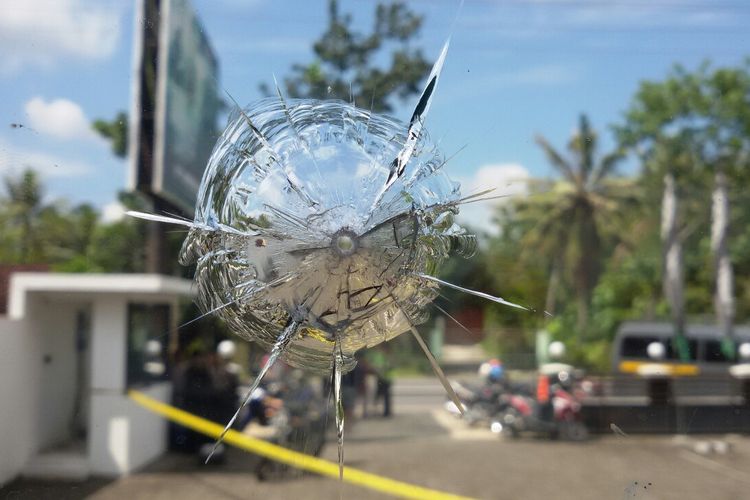 Lubang pada kaca setelah 8 milimeter di dealer motor Kawasaki di Kulon Progo, seperti bekas kena tembak.