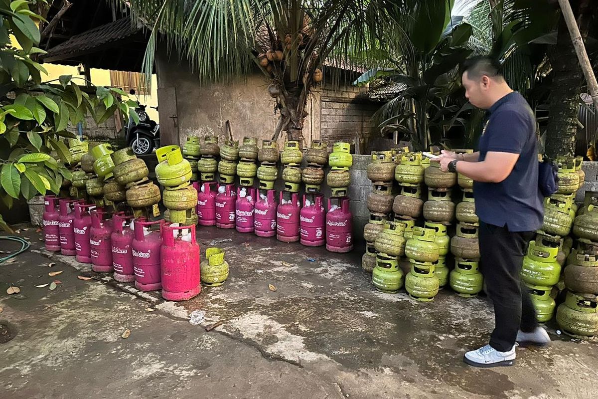 Direktorat Reserse Kriminal Khusus (Ditreskrimsus) Polda Bali saat menggerebek rumah yang dijadikan lokasi pengoplosan elpiji di Banjar Pande, Desa Abiansemal, Kabupaten Badung, Bali, pada Minggu (16/6/2024). /Humas Polda Bali