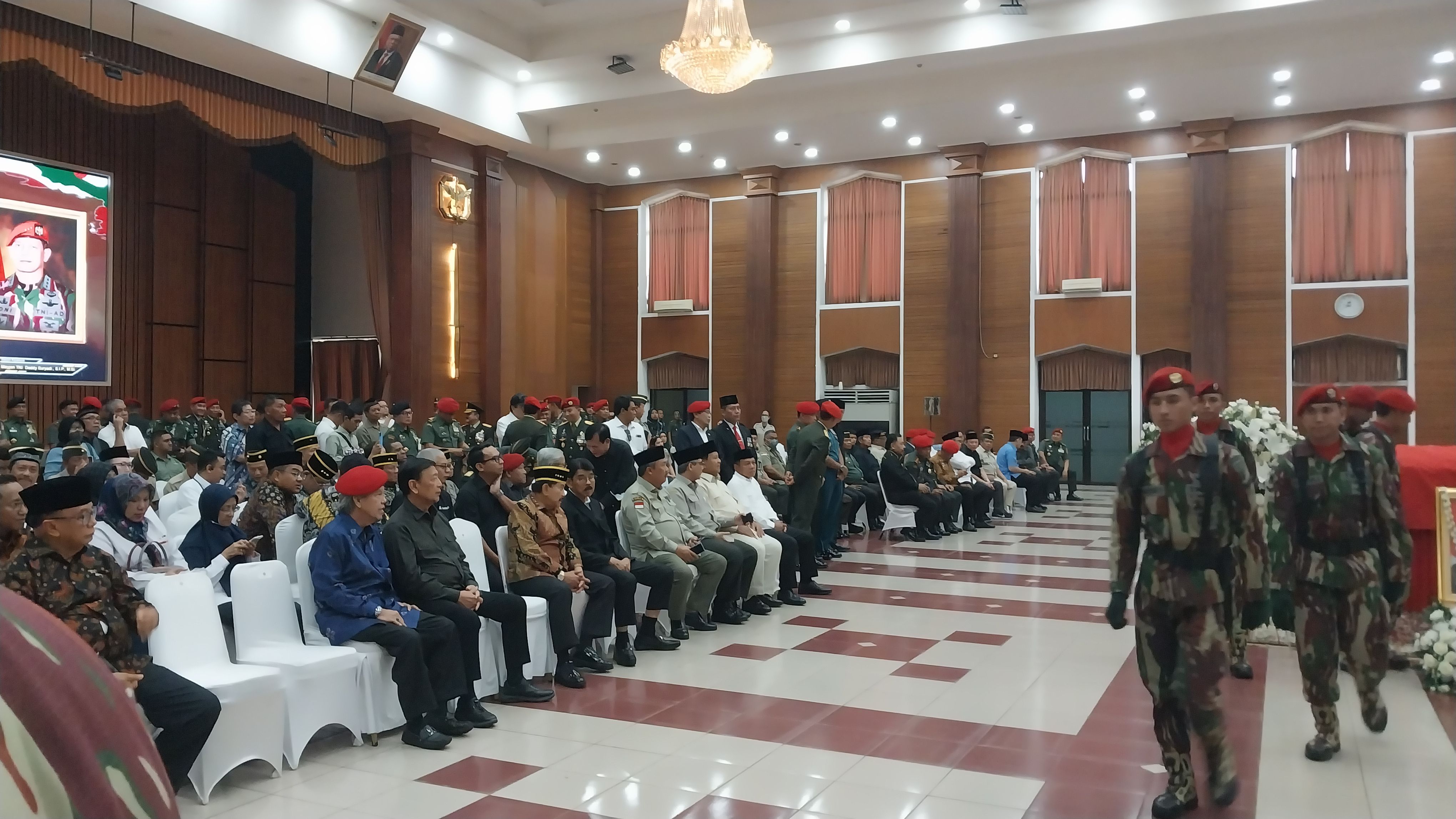 Prabowo dan Panglima TNI Ikuti Prosesi Shalat Jenazah Doni Monardo di Markas Kopassus