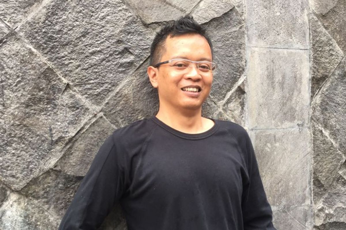 Anton Widiastanto berpose di sebuah tempat di Kemang Raya, Jakarta Selatan, Jumat (4/5/2018).