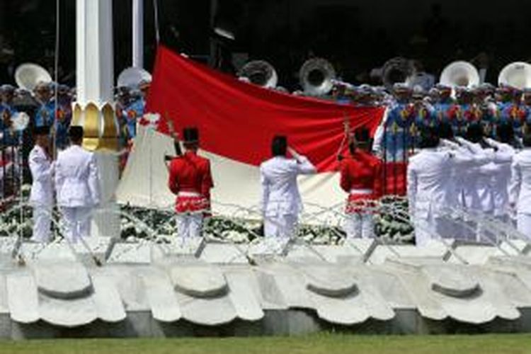 Anggota Paskibraka mengibarkan bendera merah putih dalam upacara peringatan detik-detik proklamasi di Istana Merdeka, Jakarta, Sabtu (17/8/2014). Upacara digelar dalam rangka perayaan hari ulang tahun (HUT) Ke-69 Kemerdekaan Republik Indonesia.