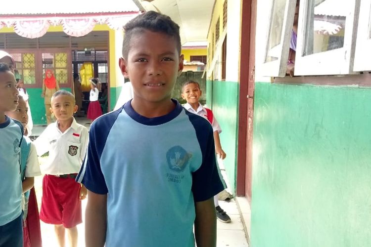 Sandi Lawerang siswa kelas VI SD Inpres 58 Ambon yang memanjat taing ketika tali bendera merah putih putus saat HUT ke74 RI di Lapangan upacara Desa Laha, Kecamatan Teluk Ambon pada 17 Agustus 2019 dua hari lalu