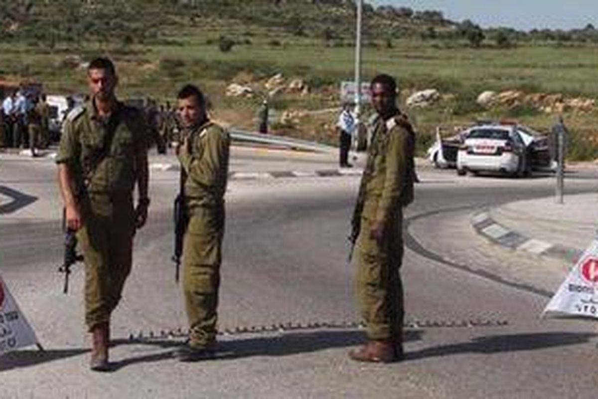 Pasukan Israel berjaga di dekat Tapuah, lokasi penikaman seorang pemukim Yahudi oleh tersangka seorang warga Palestina