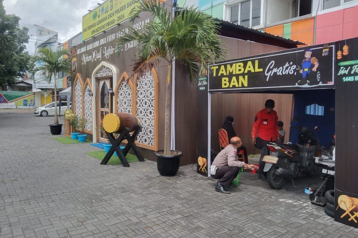 Fasilitas tambal ban di pos pengamanan terpadu Ops Ketupat Progo 2024 Druwo, Jalan Parangtritis, Kapanewon Sewon, Selasa (9/4/2024).