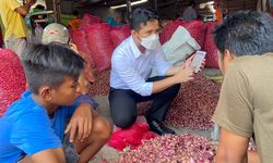 Cek Langsung ke Pasar Sukomoro, Wagub Emil Dapati Harga Bawang Merah Turun