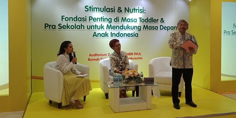 Prof. Dr. dr. Soedjatmiko, SpA(K), MSi dan Prof. Dr. dr. Saptawati Bardosono, M. Sc (paling kanan ke kiri) dalam acara diskusi di Gedung IMERI FKUI, Salemba, Jakarta Pusat, Senin (27/1/2020).