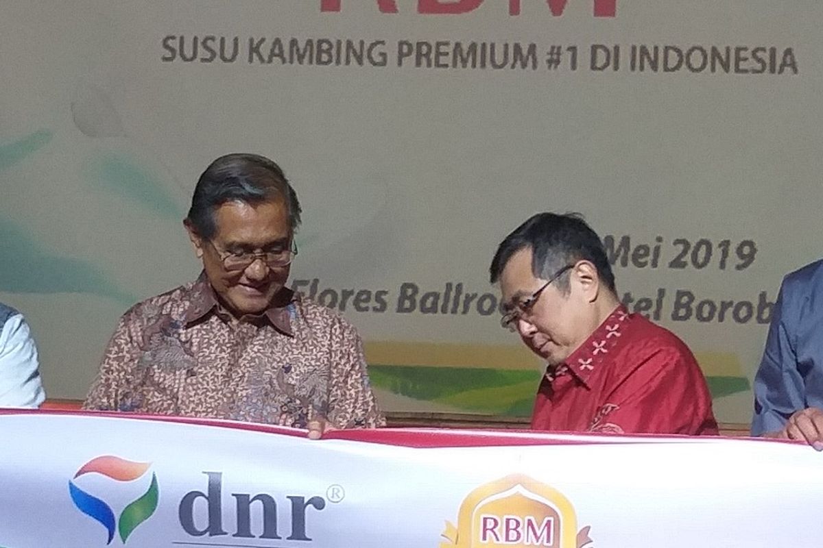 Chairman Dos Ni Roha (DNR) Corporation, Rudy Tanoesoedibjo, bersama mantan Menteri Kesehatan Prof Sujudi pada peluncuran produk susu kambing RBM di Hotel Borobudur, Jakarta, Jumat (17/5/2019).