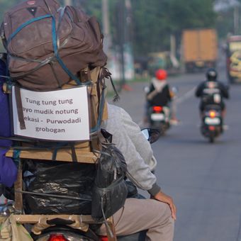 Pemudik menggunakan sepeda motor melintas di jalan Pantura, Kabupaten Pekalongan, Jawa Tengah, Senin (16/3/2026). Memasuki H-5 Lebaran 2026, sejumlah kendaraan pemudik sepeda motor terpantau mulai ramai lancar dengan dominasi kendaraan pribadi berplat nomor dari Jakarta. 