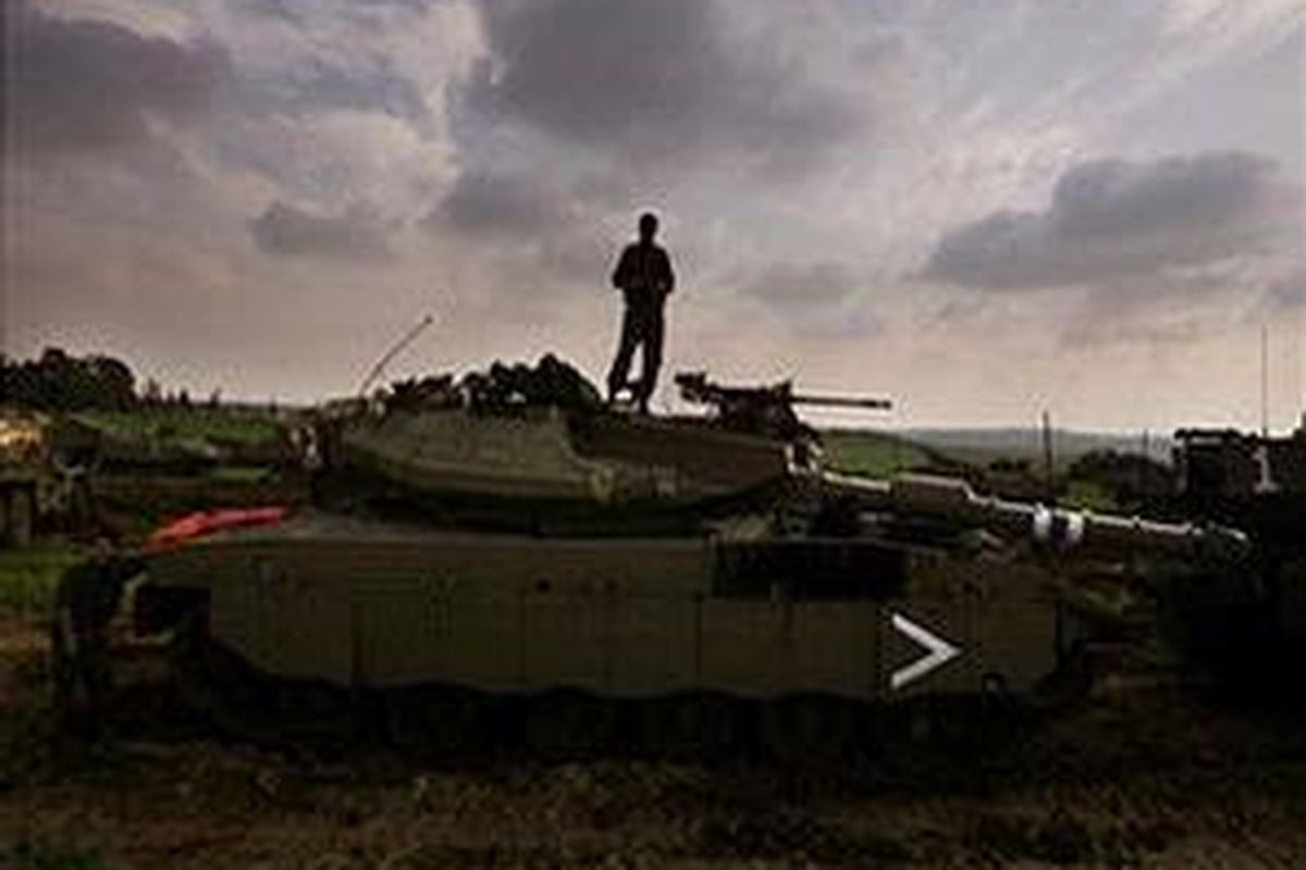 Seorang tentara Israel berdiri di atas sebuah tank yang terletak di antara perbatasan Israel dengan Jalur Gaza, 29 Februari 2008. 