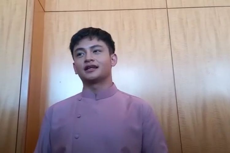 Artis peran Randy Martin mengaku kaget ketika pertama kali diminta Ria Ricis menjadi groomsmen di acara lamarannya.